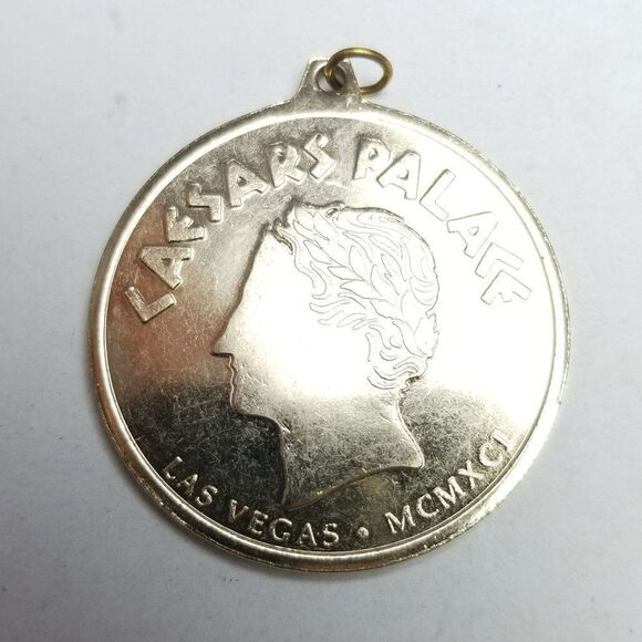 Vintage Large Caesars Palace Metal Coin Shape Pendant, Gold Tone, Retro - Picture 5 of 5